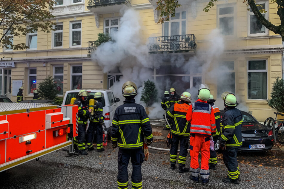 Dichter Rauch dringt aus dem Keller des Hauses.