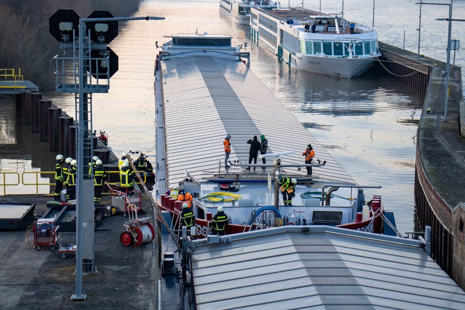 An der Mainschleuse bei Mühlheim (Landkreis Offenbach) riss sich am Mittwoch ein Frachter die Bordwand auf und lief mit Wasser voll.