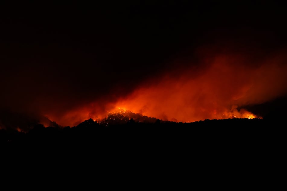 Flammen wüten in der Nähe der Gemeinde Afaro.