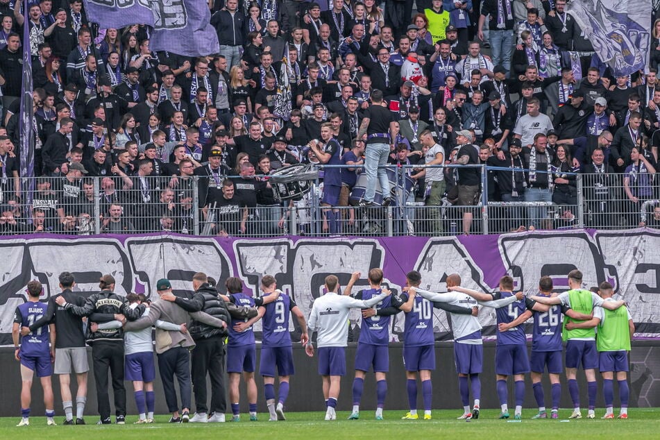 Zwölfter Heimsieg in dieser Saison. Nur Ulm und Essen haben daheim ebenfalls 38 Punkte geholt. Im eigenen Stadion ist Aue wieder eine Macht. Das feierten die Spieler nach dem 1:0 über Bielefeld mit den Fans.