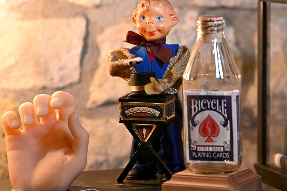 Zu den Exponaten der Museumsecke zählt eine aufziehbare Magier-Puppe.