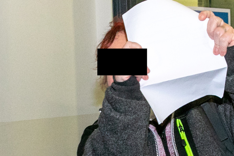 "Ich habe nichts gegen Ausländer, aber...": Vierfache Mutter postet Hakenkreuze und Hitler