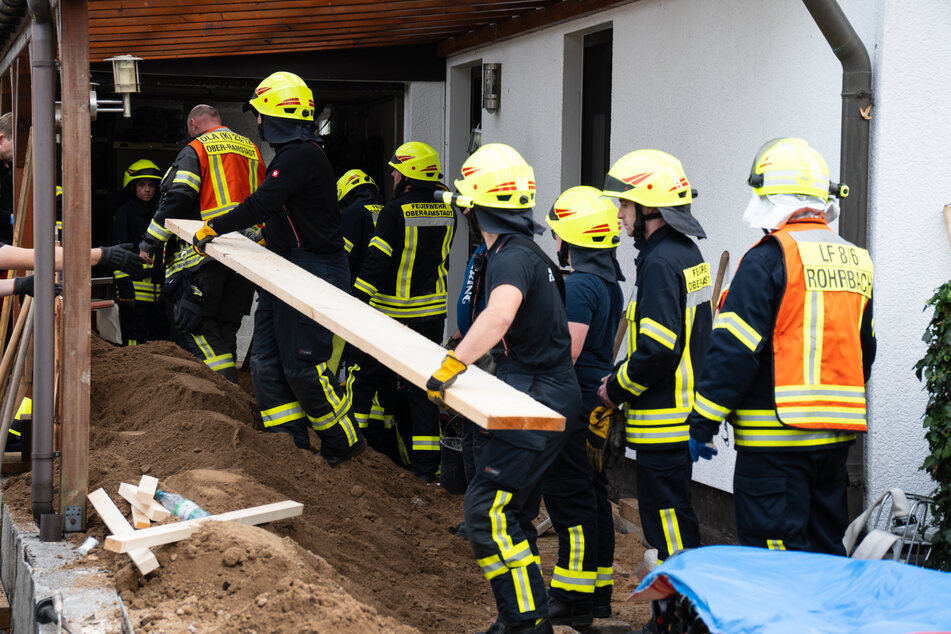 Bei einem Arbeitsunfall im Ober-Ramstädter Stadtteil Rohrbach wurde am Mittwochnachmittag ein Arbeiter in einer Grube verschüttet.