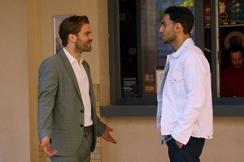 Julian (l.) findet heraus, dass Nihat Firmengelder veruntreut hat und stellt ihn zur Rede.