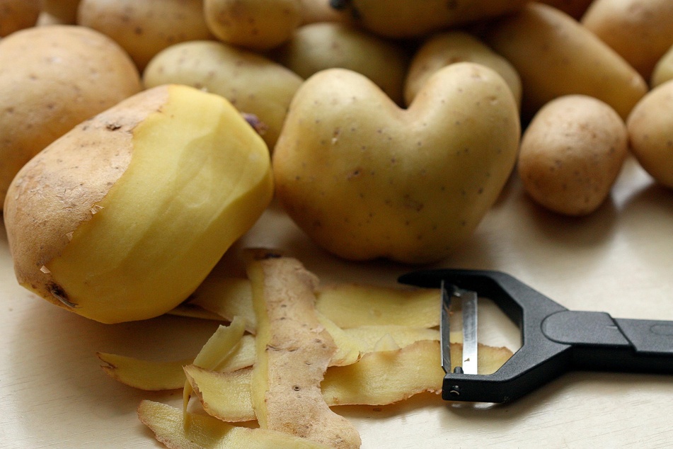 Das Einbrennen der Eisenpfanne mit Kartoffelschalen ist preisgünstig, muss aber auch mehrfach durchgeführt werden.