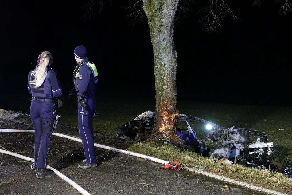 Fahrer verbrennt in seinem BMW: Beifahrerin entkommt dem sicheren Tod