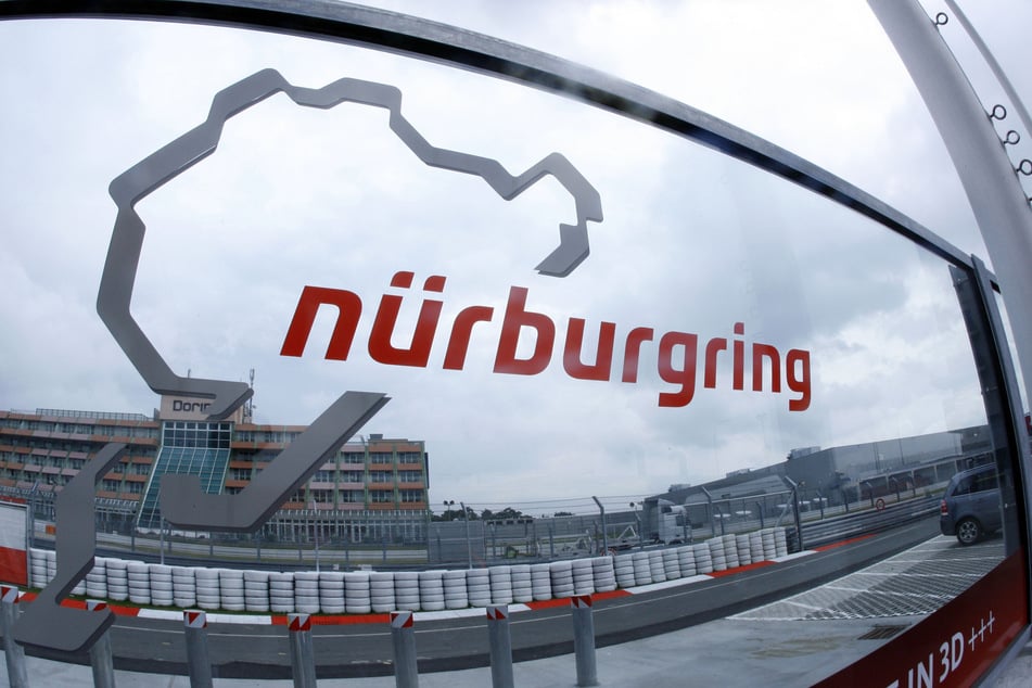 Auf der Nordschleife des Nürburgrings dürfen auch Hobbyrennfahrer mit ihren eigenen Fahrzeugen fahren.