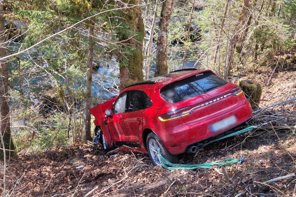 Der Porsche kam von der Straße ab und rutschte die Böschung hinunter.