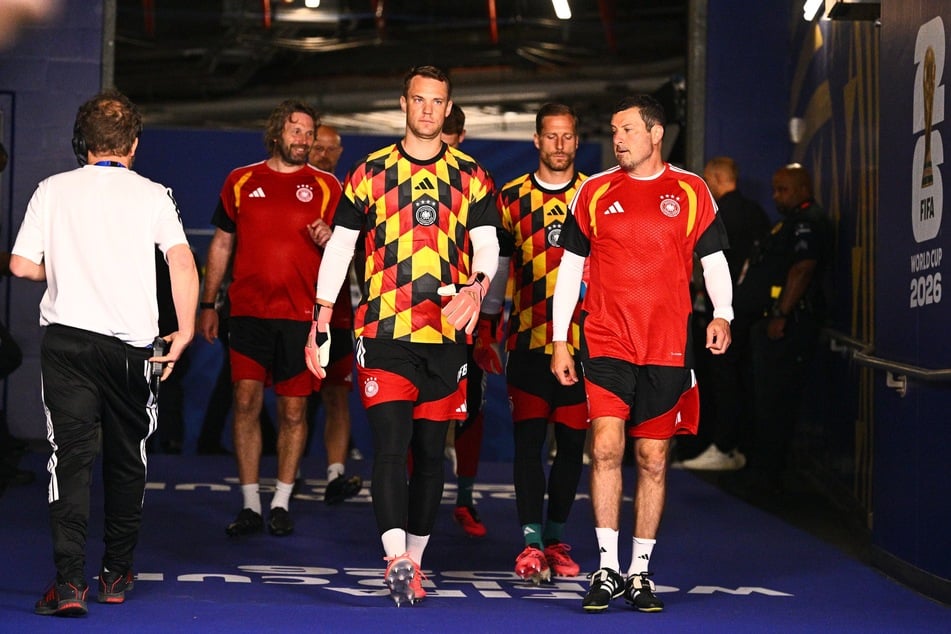 Sorgte das Comeback von Manuel Neuer (40, M.) beinahe für den Rücktritt von DFB-Torwarttrainer Andreas Kronenberg (51, r.)?