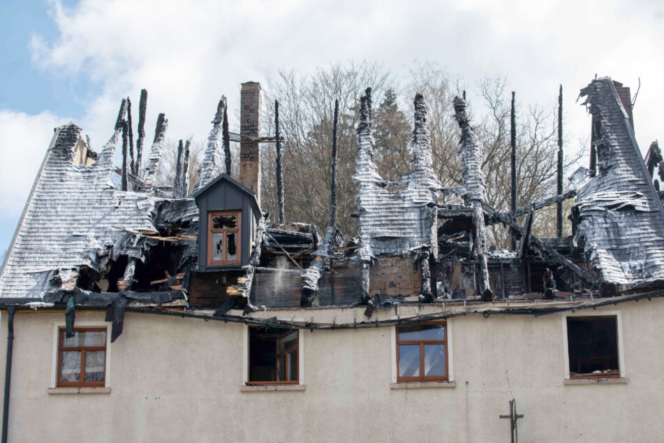 Der Dachstuhl des Wohnhauses in Reichenberg-Bienenmühle ist komplett ausgebrannt.
