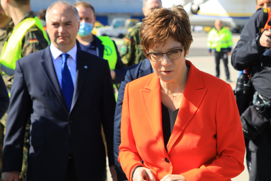 Annegret Kramp-Karrenbauer warnt vor "massiven Lockerungen"