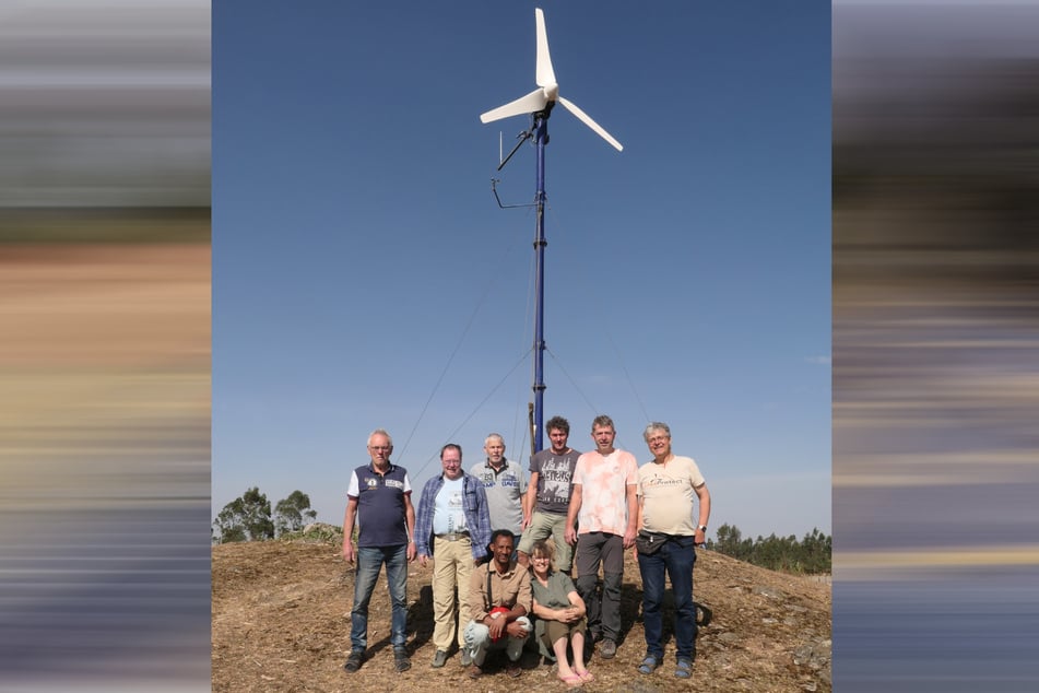 Gruppenfoto von der letzten Äthiopien-Reise im Januar 2026: Vereinsmitglieder und Projektfreunde aus Sachsen haben sich unter der Windkraftanlage in Tula positioniert.