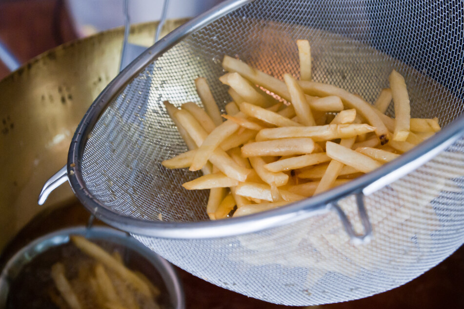 Der Teenager wollte die Pommes im Topf wärmen, was in einer Katastrophe endete. (Symbolbild)