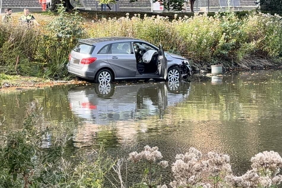 Der Wagen landete anschließend im Wasser.
