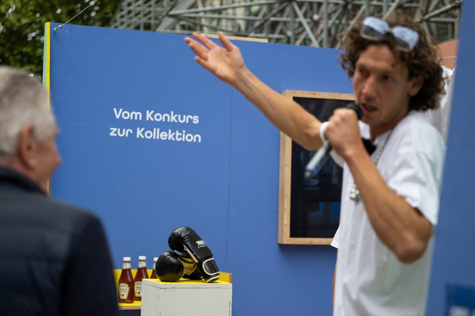 Der Aktionskünstler Jakob Margit Wirth (r.) unterhält sich in der Innenstadt mit einem Passanten.