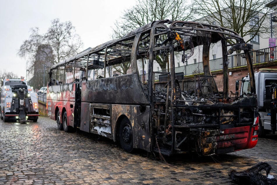 Bei dem ausgebrannten Fahrzeug handelt es sich um den Mannschaftsbus der U19 des Halleschen FC.