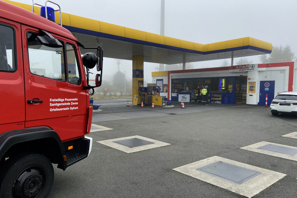 Die Feuerwehr sperrte die JET-Tankstelle in Bockel komplett ab.