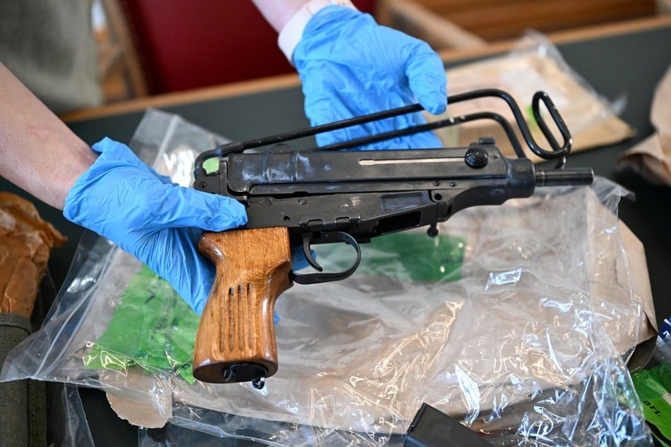 Neben diversen Waffen fand die Polizei auch noch knapp 100.000 Schuss Munition.