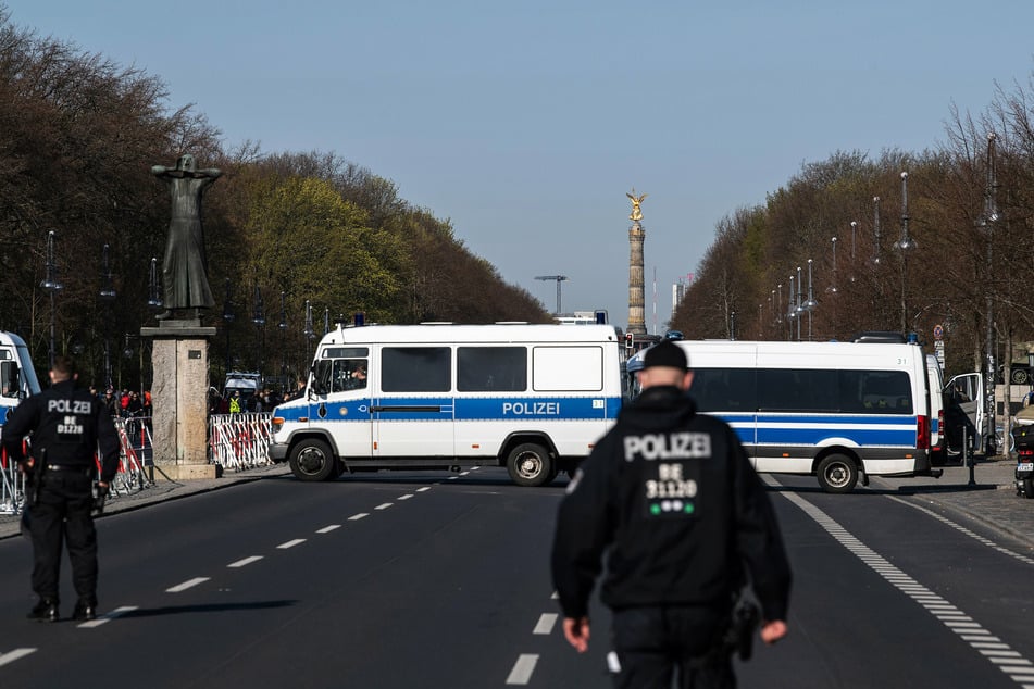 Der Raser touchierte zwei fahrende Autos auf der Straße des 17. Juni. (Archivbild)