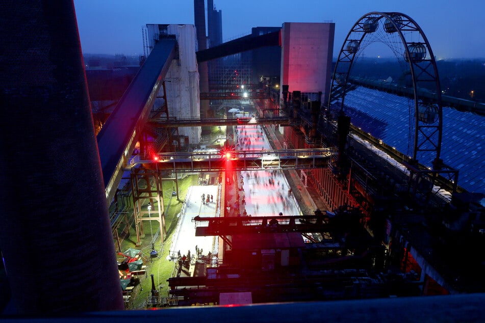 Ein Kontrastprogramm zu romantischen Altstadtmärkten bietet die einstige Zeche Zollverein. Hier gibt es auch eine Schlittschuhbahn.