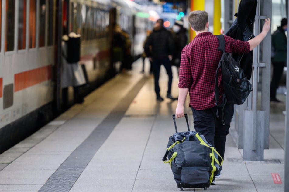 Mainz: Ein Reisender geht am zweiten Weihnachtsfeiertag mit seinem Gepäck im Hauptbahnhof der Landeshauptstadt auf dem Bahnsteig.