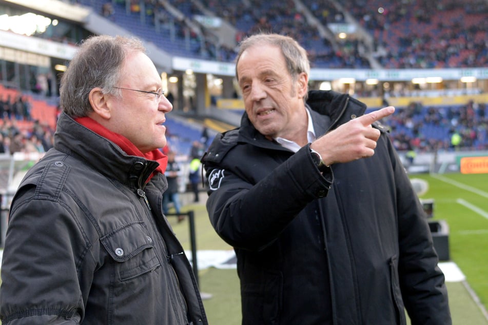 Fußball-Reporter Rolf "Rollo" Fuhrmann (75, r.) musste wegen Vorhofflimmern ins UKE eingeliefert werden.