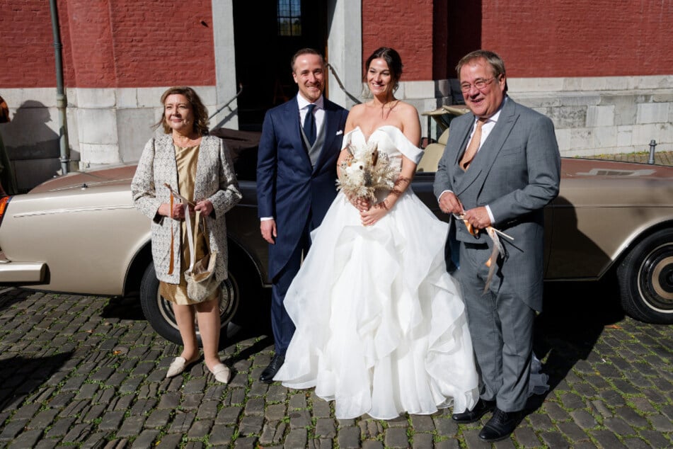 Nach der Trauung durfte auch das klassische Foto mit Papa Armin (r.) nicht fehlen.