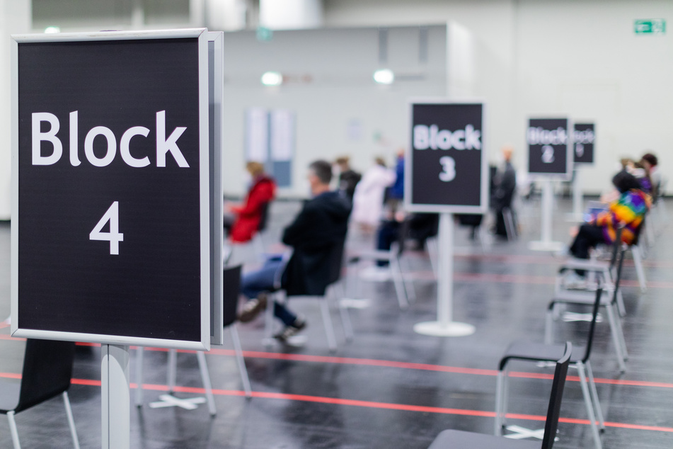 Mieteinnahmen bekommt die Kölner Messe derzeit für ein Impfzentrum, das sich in einer Halle befindet.