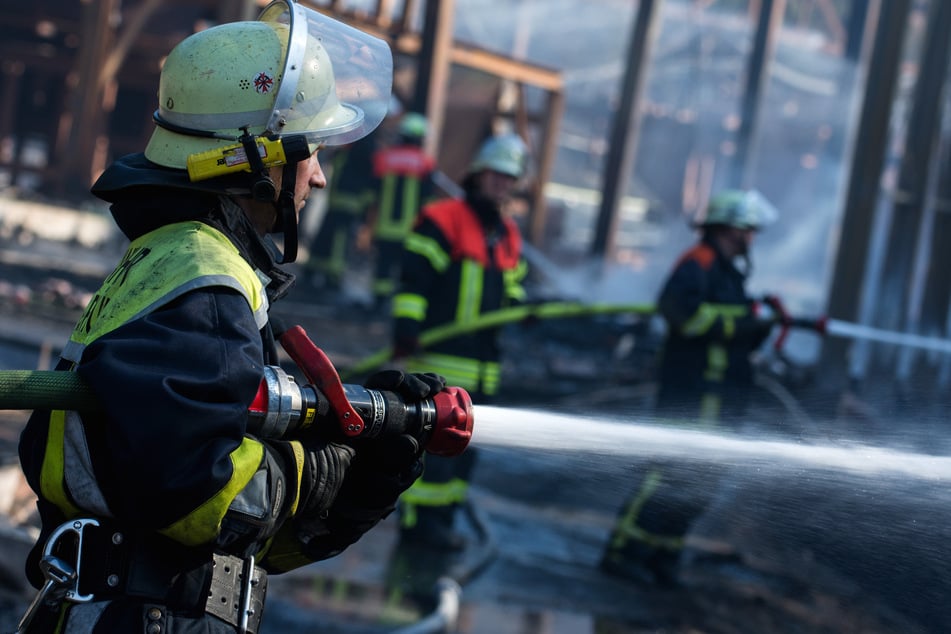 In Bayern gibt es nach Verbandsangaben etwa 7700 freiwillige Feuerwehren mit rund 320.000 ehrenamtlichen Feuerwehrleuten.