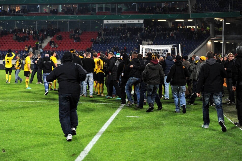 2012 stürmten Dresdner Fans nach dem Ausscheiden im Pokal in Hannover den Platz - Dynamo wurde dafür hart bestraft. (Archivfoto)