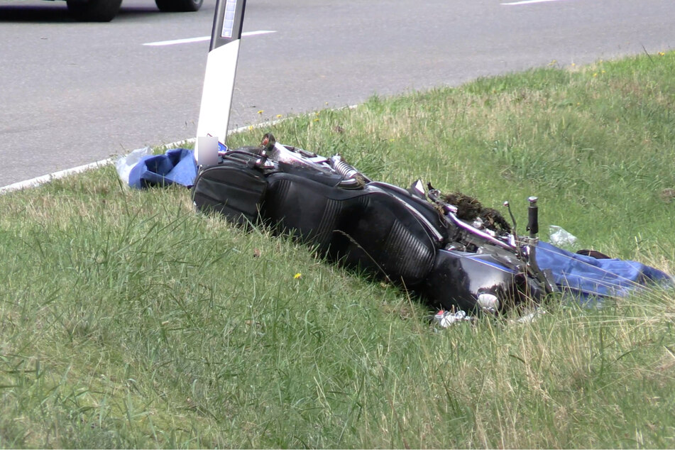 Das zerstörte Motorrad des Verstorbenen liegt im Seitengraben.