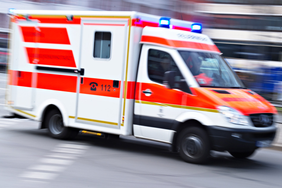 Die alarmierten Rettungskräfte brachten den Bauarbeiter nach dessen Bergung aus der Baugrube in ein Krankenhaus. (Symbolbild)
