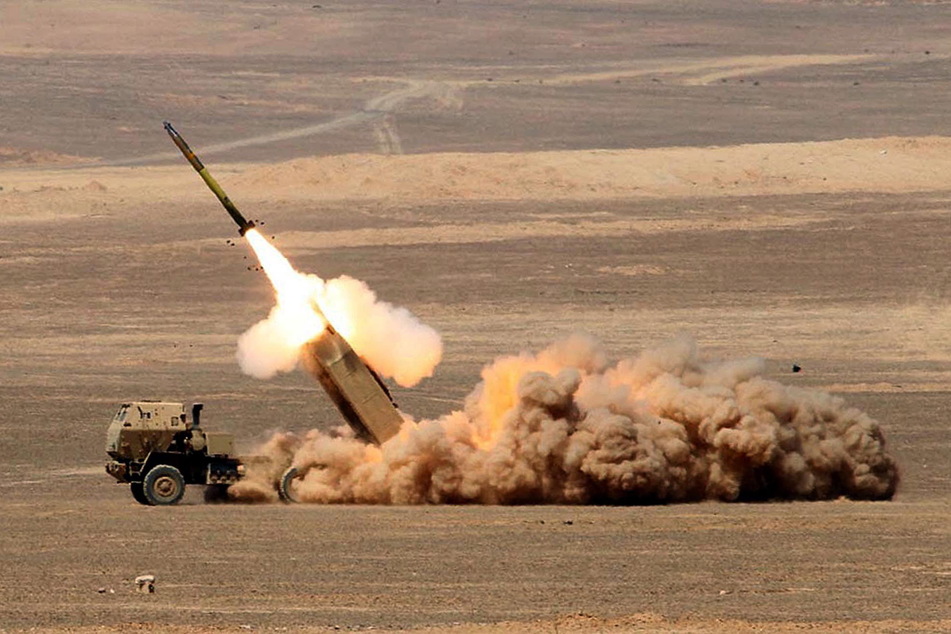 Die USA schicken unter anderem solche Mehrfachraketenwerfer vom Typ HIMARS (das steht für "High Mobility Artillery Rocket System") in die Ukraine.