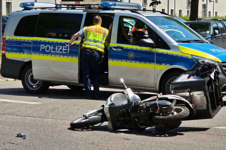 Der Fahrer (45) eines Pizzalieferdienstes wurde bei einem Unfall in Chemnitz schwer verletzt.