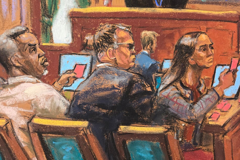 Sean "Diddy" Combs (l.) and his defense team passed notes during Friday's cross-examination.
