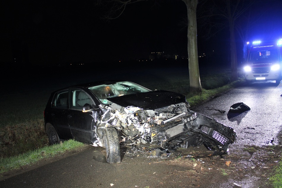 Der Wagen des 19-Jährigen wurde bei dem schweren Crash in Düren massiv beschädigt.
