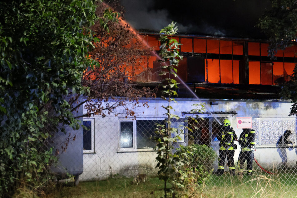 Im unterfränkischen Kleinostheim kam es in der Nacht von Dienstag auf Mittwoch zu einem heftigen Brand auf dem Gelände einer Beschichtungsfirma.