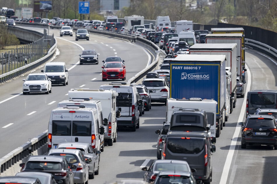 Trotz Osterreiseverkehr bleibt die Lage auf den Autobahnen in NRW weitgehend entspannt. (Symbolbild)