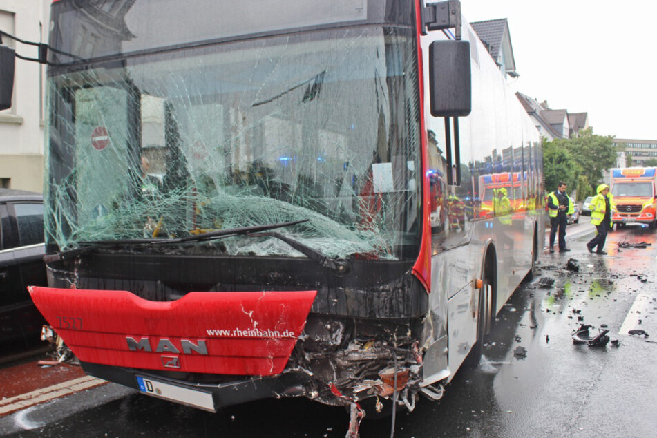 Auch den Bus erwischte es beim Unfall heftig und war nur noch ein Fall für die Werkstatt.