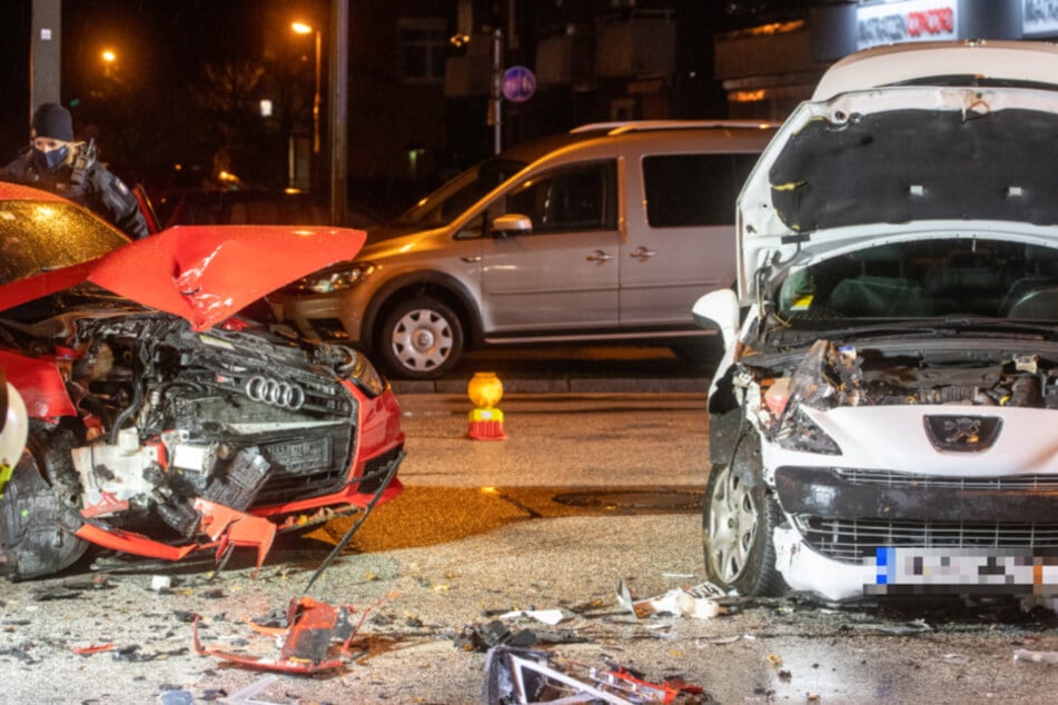 Die Autos krachten auf einer Kreuzung zusammen.