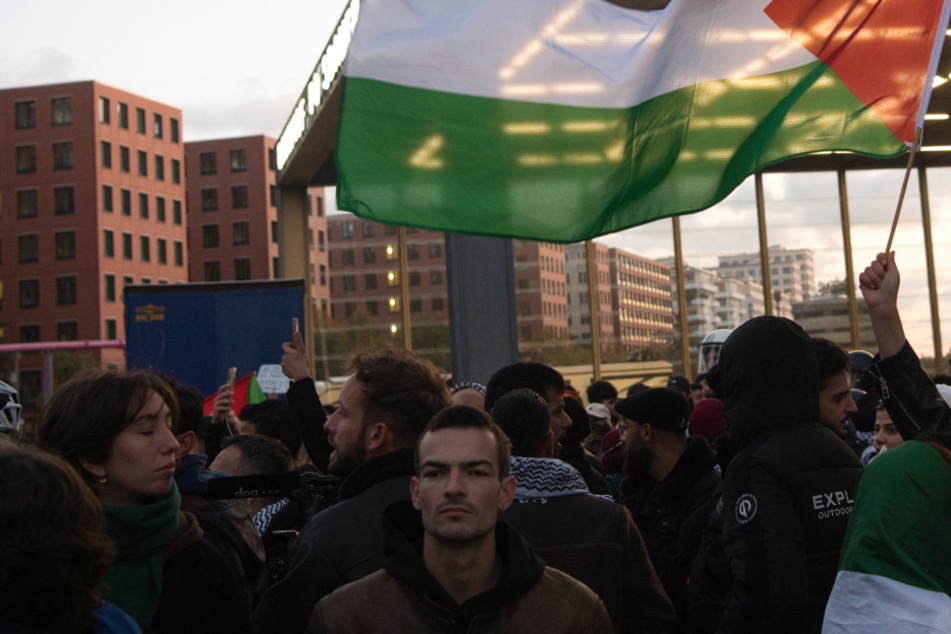 Pro-Palästinensische Aktivisten machen Potsdamer Platz trotz Demo-Verbot unsicher