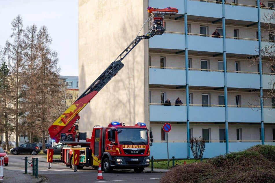 Aus dem fünften Stock der Platte wurde ein Patient mit der Drehleiter gerettet.