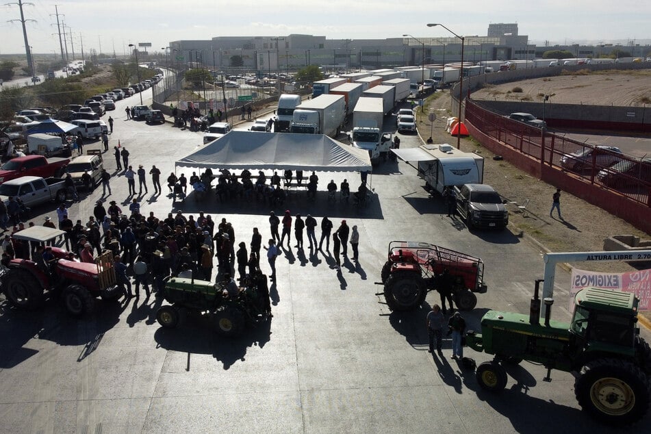 Mexican truck drivers are coordinating on-and-off blockades of the US border in protest against the assaults and robberies they experience every day.