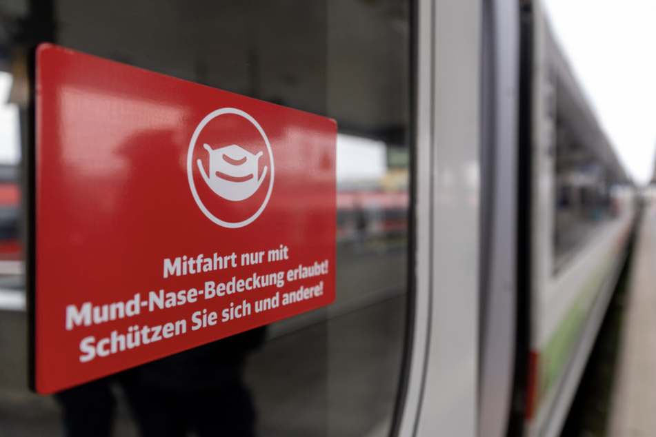 Keine Maske im Zug? Bußgeld! Noch immer sind zehntausende Corona-Verfahren in Bayern offen.