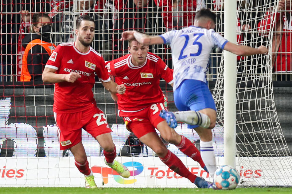 Hertha BSC fehlt vorne die Durchschlagskraft. Marco Richter (r.) versucht es gegen Robin Knoche (2.v.r) und Niko Gießelmann (l.) aus der Distanz.