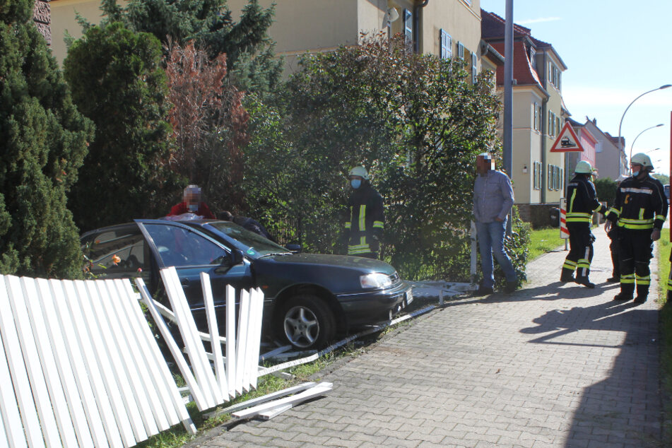 Ein Autofahrer war aus bisher ungeklärter Ursache rückwärts durch den Zaun eines Grundstücks gefahren.