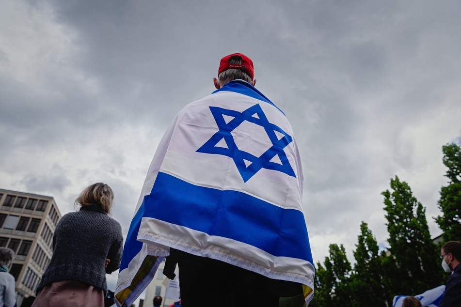 Ein Teilnehmer der Kundgebung "Nein zu Judenhass". Antisemitisch oder rassistisch motivierte Straftaten sollen in Zukunft zum Ausschluss der Einbürgerung führen.