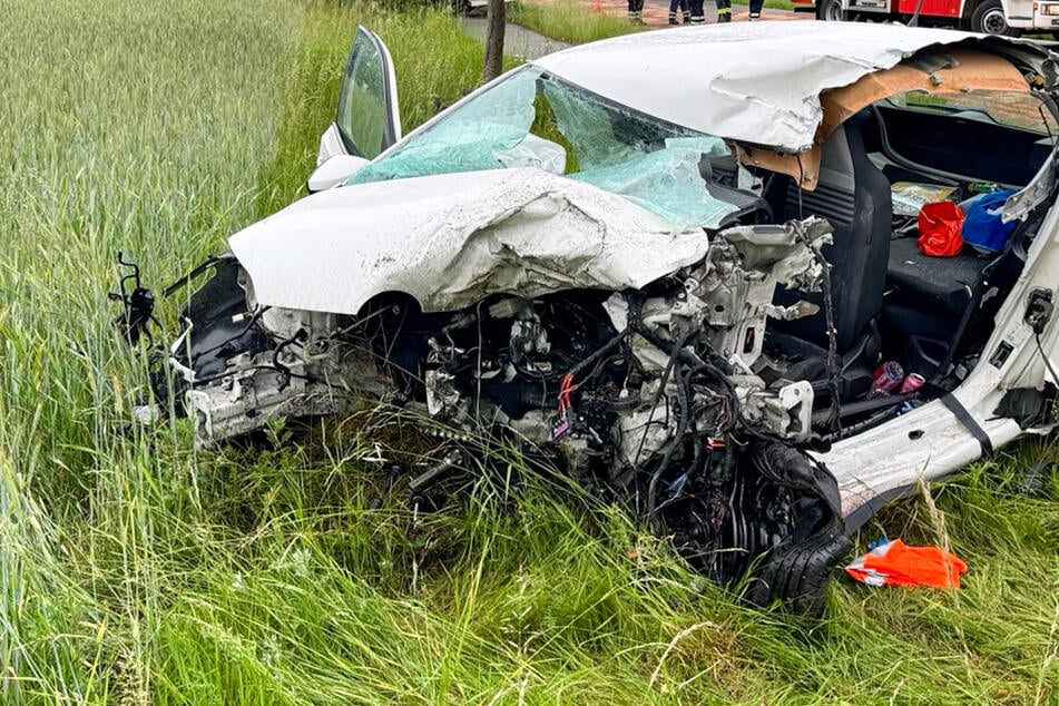 VW kracht gegen Lastwagen: Mehrere Verletzte, Rettungshubschrauber im Einsatz