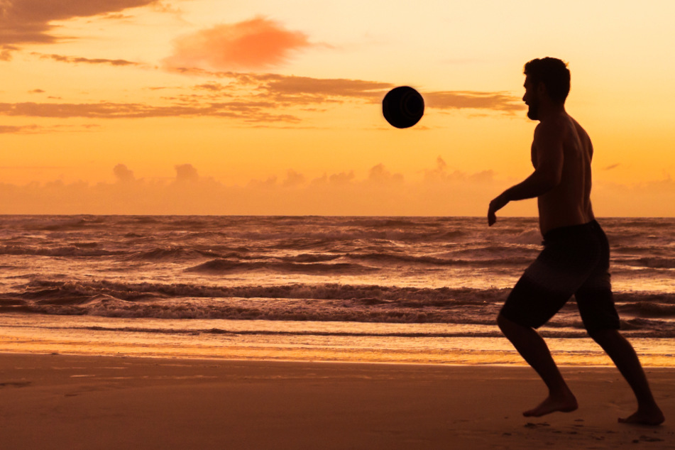 Ein Fußballer am Strand. (Symbolbild)