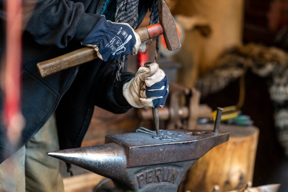 In der Inneren Klosterstraße gibt vieles zu entdecken: Händler schmieden mittelalterlichen Schmuck und Deko.